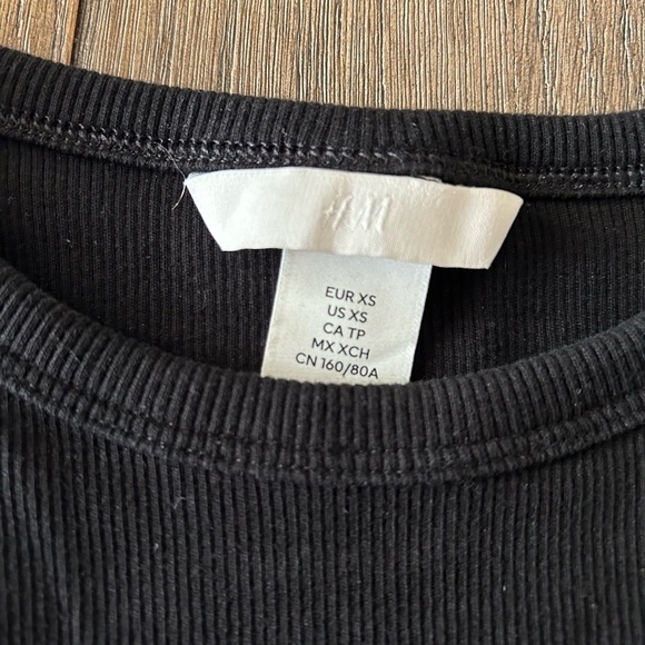H&M Classic Cropped Black Ribbed Tee. Size Extra Small. 1 Black and 1 White - Picture 10 of 11